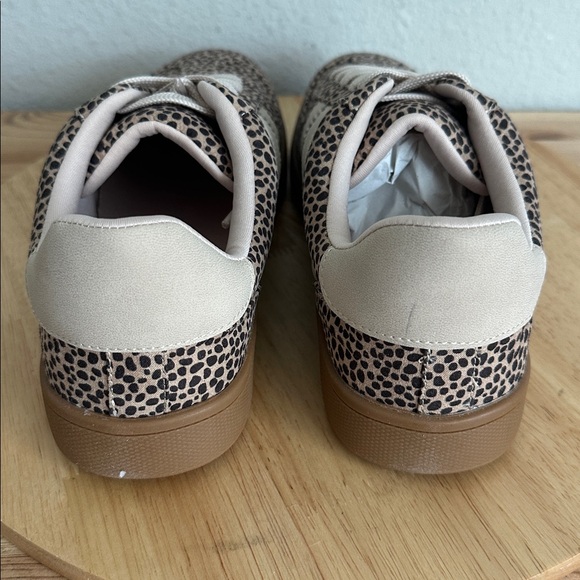 DV8 Vynie Womens Sneakers new 9 - Picture 3 of 5